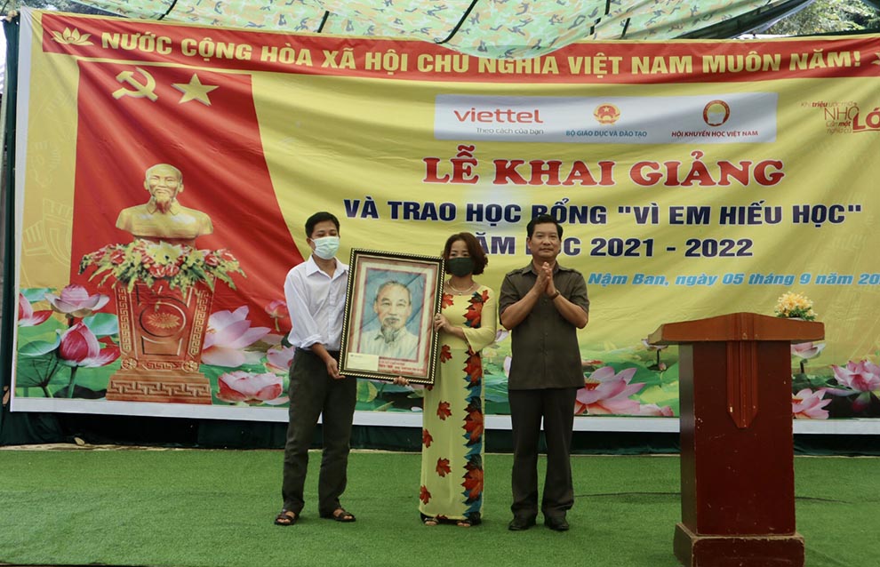Đồng chí Chu Lê Chunh - UVBTV Tỉnh ủy, Phó Chủ tịch HĐND tỉnh tặng bức tranh cho trường PTDTBT THCS xã Nậm Ban